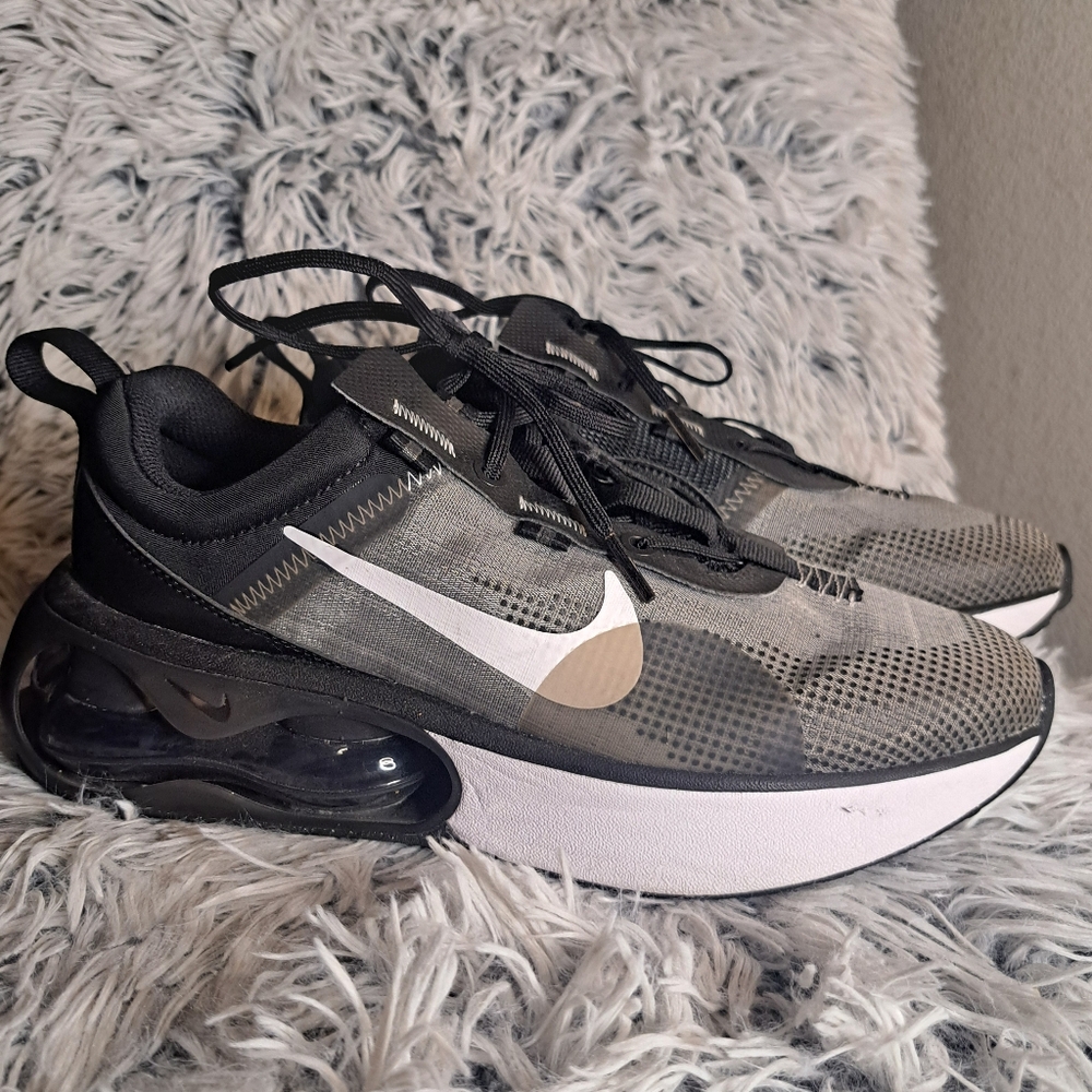 Womens Black Nike AirMax 2021 Sneakers! Black & White Everyday Sneakers Good Cnd
